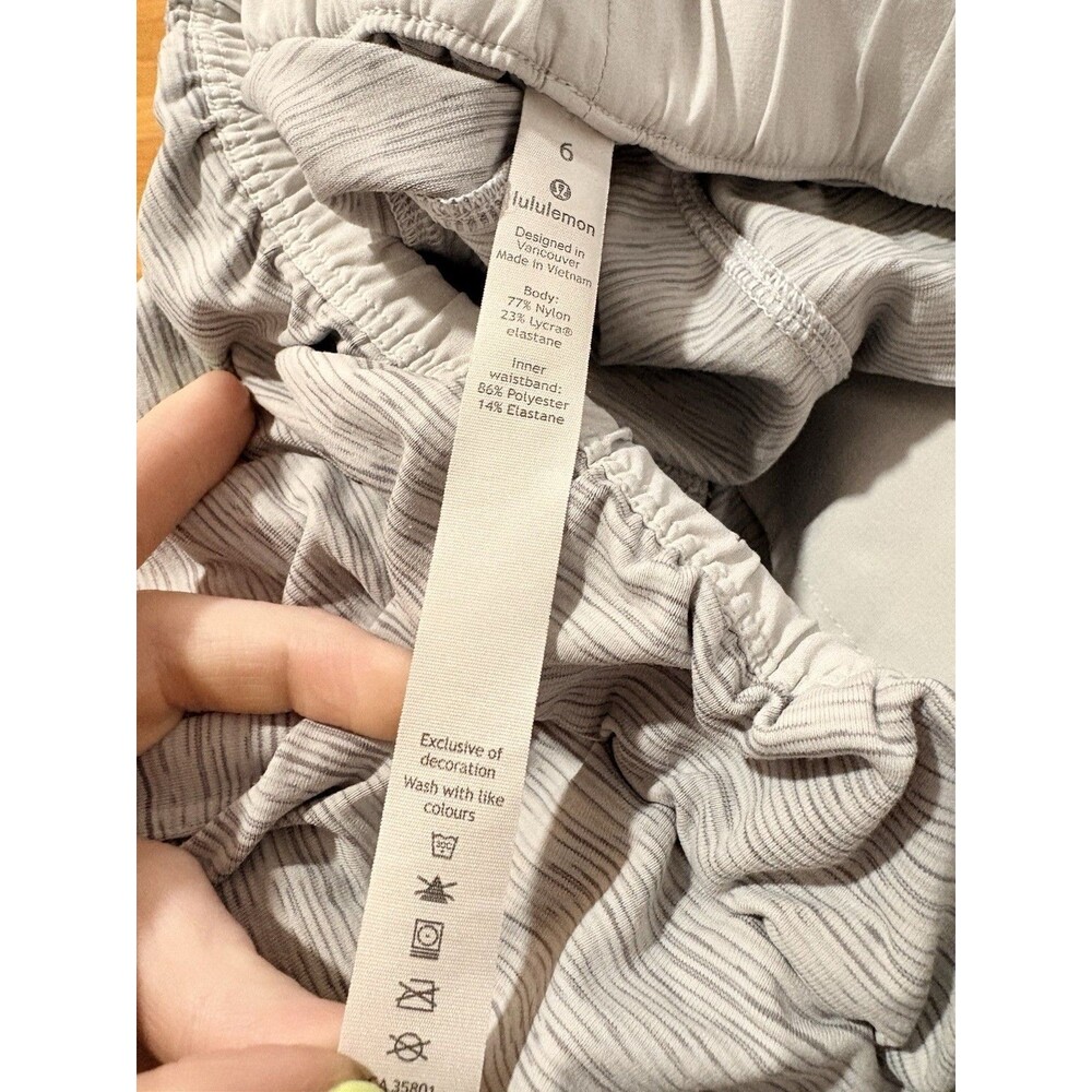Lululemon Size 6 On The Fly Shorts White Stripes - Picture 5 of 6